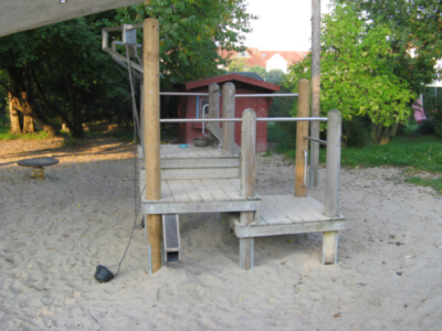 Dieses Bild zeit das Sandspielgerät als Zentrale des Spielplatzes