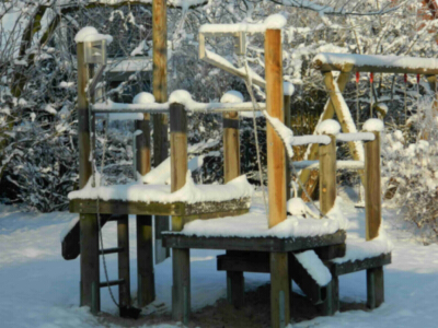 Ein Bild der schneebedeckten Spielgeräte