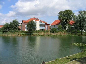 Blick auf den Zuckersee hinter dem Marktplatz im Ortsteil Meine